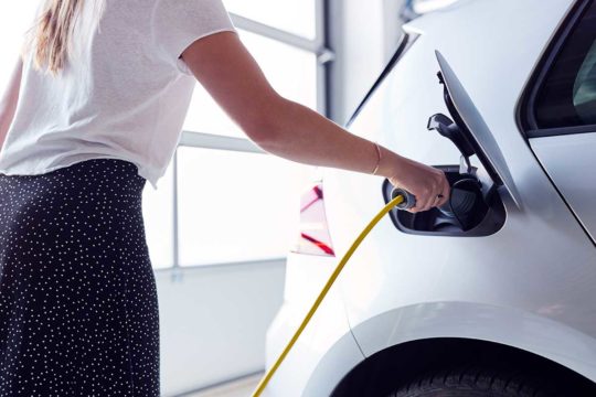 Cómo tener un cargador eléctrico para coche en mi garaje