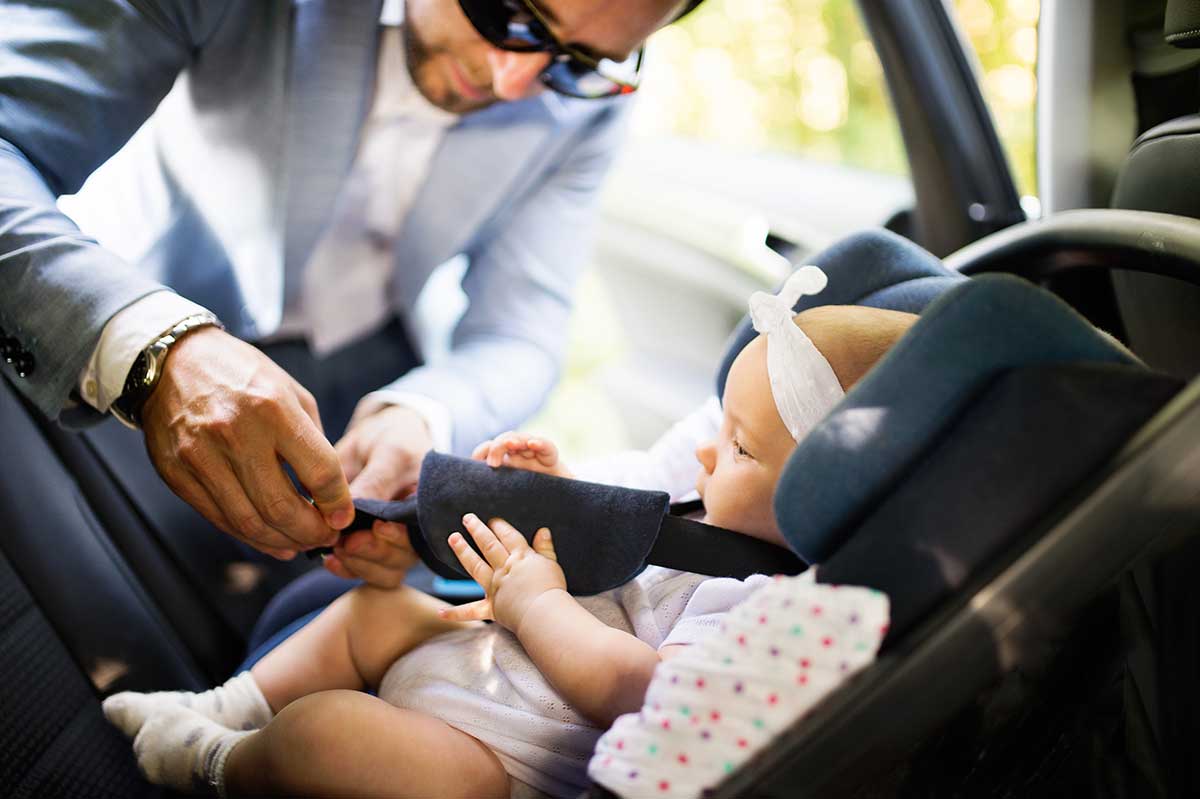llevar ninos coche La manera más segura de llevar bebés y niños en el coche
