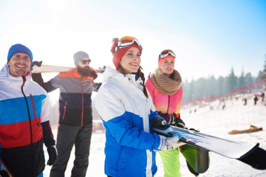 Cómo transportar con seguridad tus esquís o tu tabla de snow en el coche