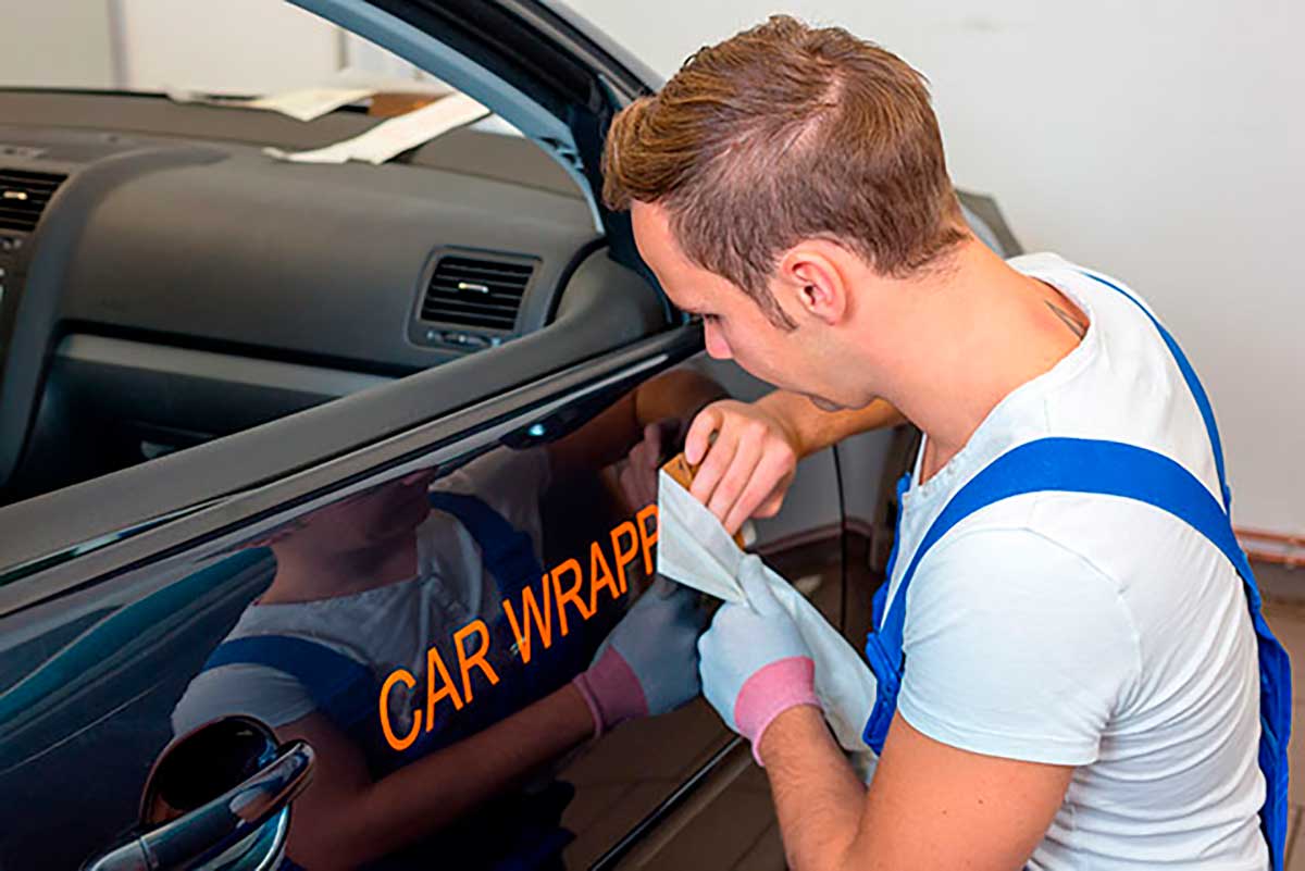 coches rotulados renting Vehículo rotulado con Renting Finders