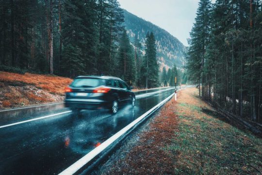 5 consejos para conducir bajo la lluvia