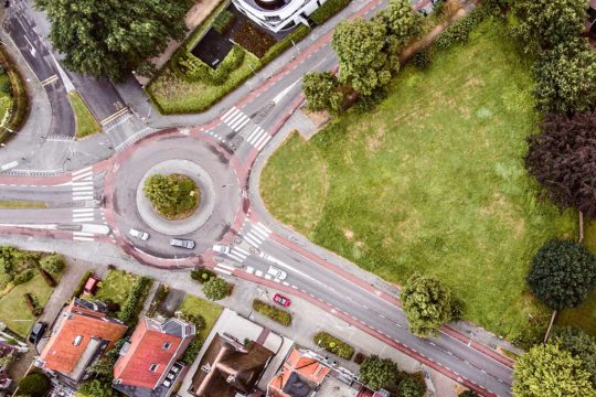 Cómo circular correctamente por una rotonda