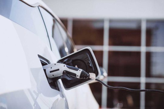 Ventajas y desventajas de los coches híbridos y eléctricos