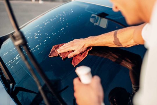 Trucos para mantener limpios los cristales de tu coche