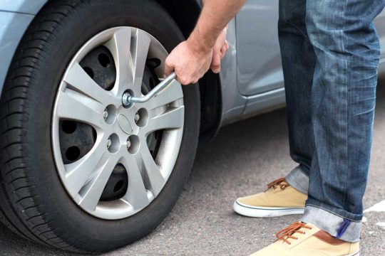 Cómo cambiar la rueda de tu coche de forma segura