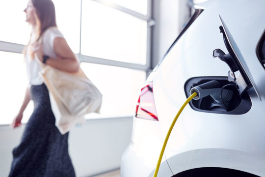 Cómo realizar el mantenimiento de un coche eléctrico