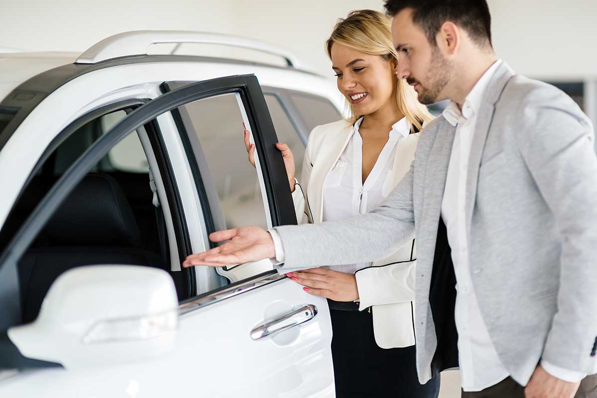 Elige entre un coche eléctrico y uno híbrido