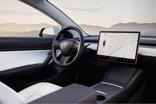 Conducción Automatizada, el futuro del piloto automático tesla interior coche