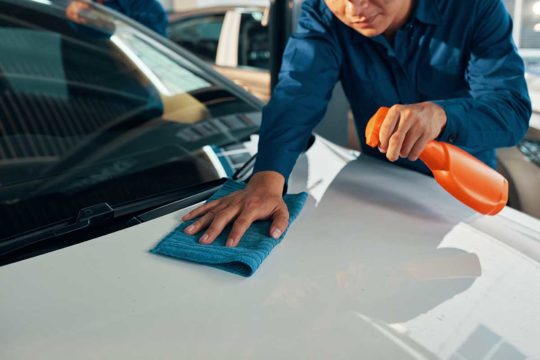 9 trucos caseros y económicos para limpiar tu coche
