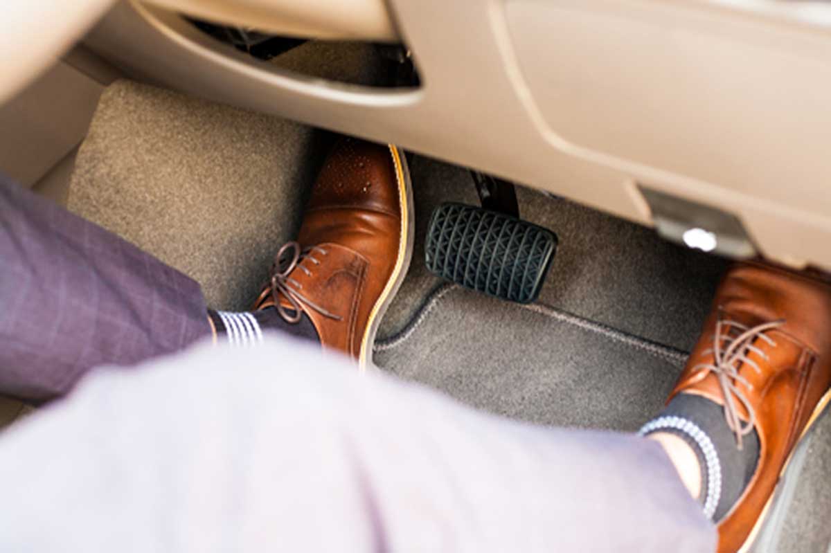 trucos consejos uso pedales coche freno embrague amortiguador 7 Consejos para un uso adecuado de los pedales del coche