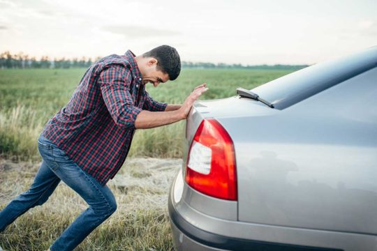 Cómo arrancar el coche cuando se queda sin batería