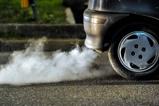 Causas y soluciones para el humo blanco y negro del tubo de escape de los coches