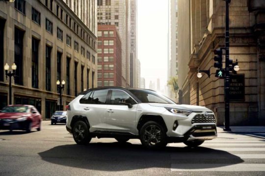 Conoce los 4 mejores coches de renting con la etiqueta ECO, Toyota RAV4 Hybrid