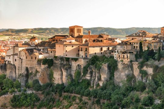 Conoce los lugares más emblemáticos de Cuenca en coche, las Casas Colgadas