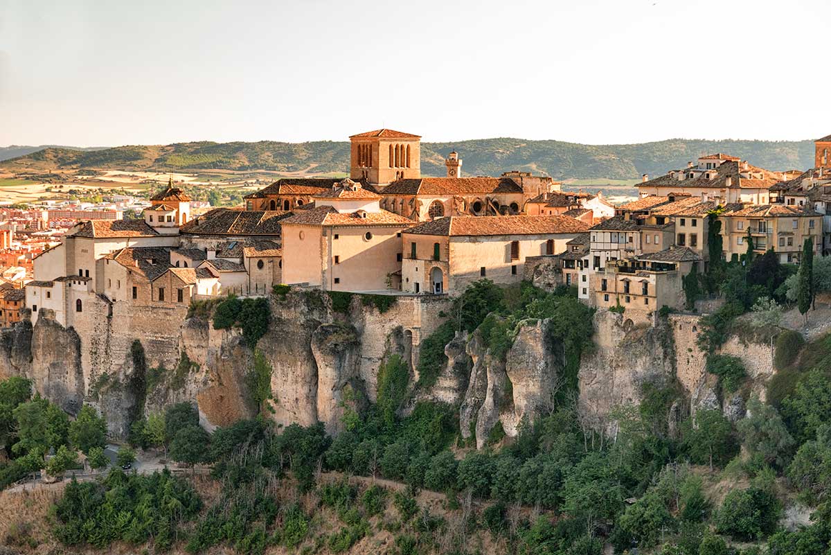 Conoce los lugares más emblemáticos de Cuenca en coche, las Casas Colgadas