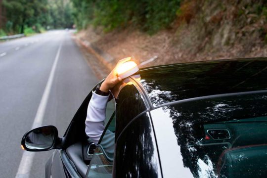 Así es la nueva luz de emergencia obligatoria de la DGT que sustituirá a los triángulos de señalización