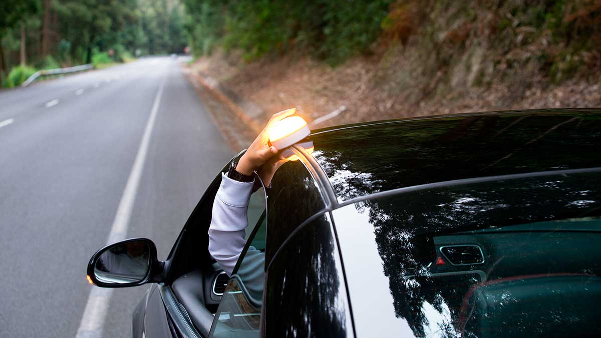 luz emergencia dgt sustituir triangulos senalizacion Así es la nueva luz de emergencia obligatoria de la DGT que sustituirá a los triángulos de señalización