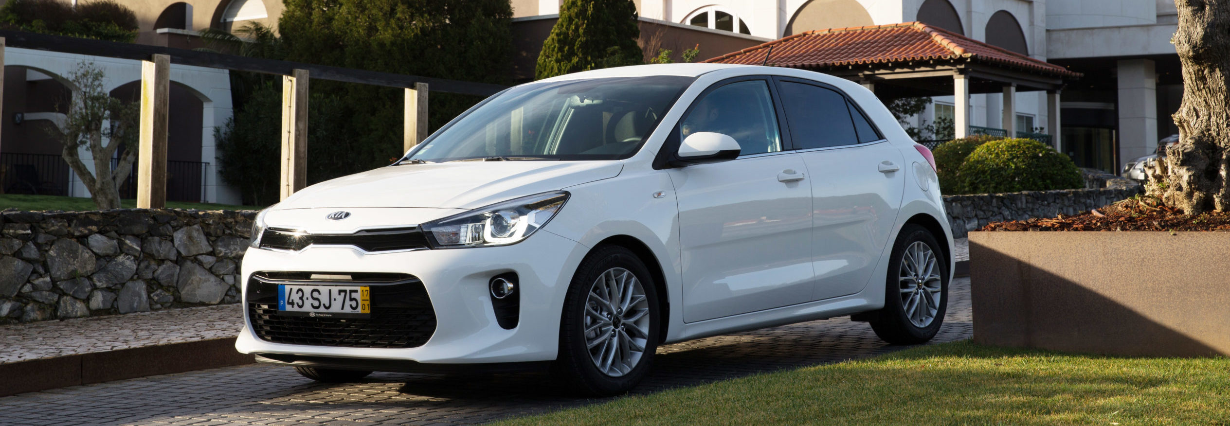 KIA Rio concept clear white Renting Finders lado izquierdo
