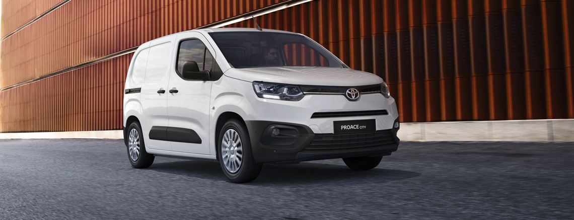 Renting Toyota Proace City Combi L2 GX Plus Sin Entrada