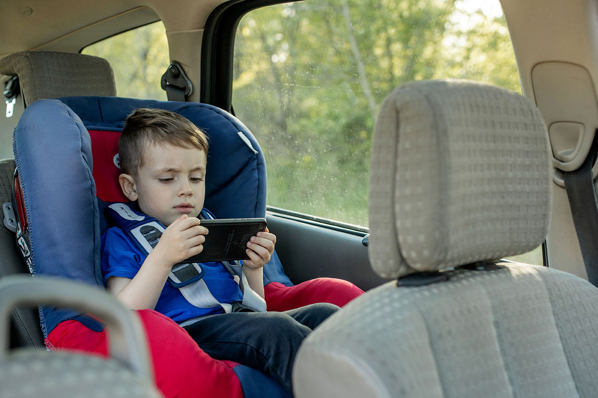 movil coche ninos peligroso accidente peligro Los peligros de los niños y el móvil en el coche