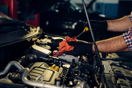 Cómo mirar el nivel del aceite del coche