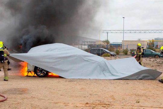Una manta, el mejor invento para apagar incendios de coches