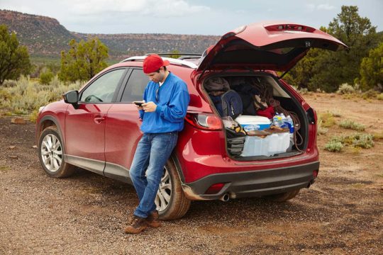 Cómo influye el exceso de peso o cargas en el coche