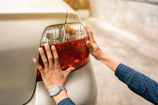 Cómo alinear las luces del coche