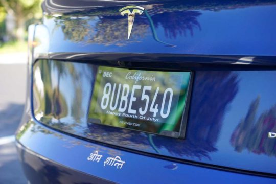 Así son las matrículas digitales de los coches de California