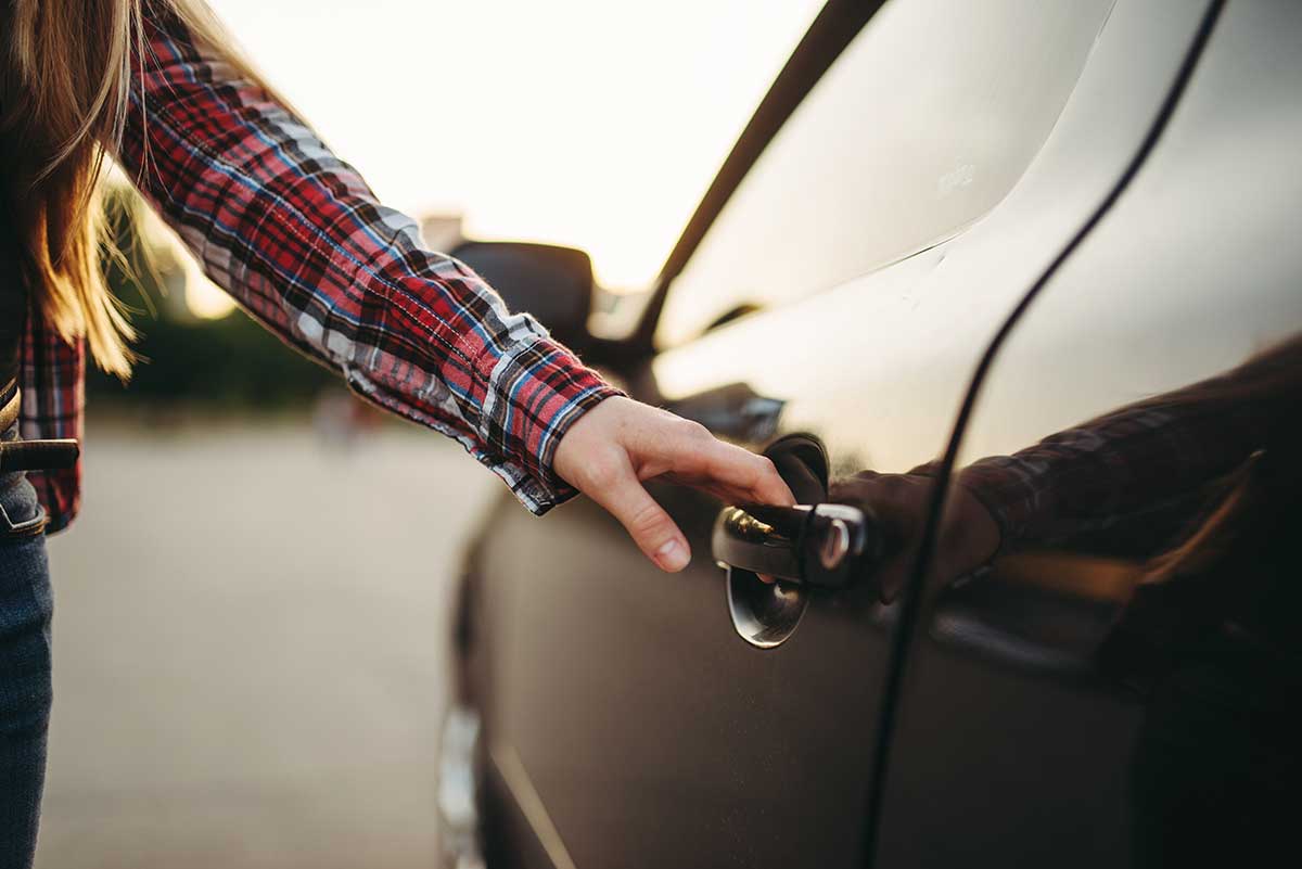 Jóvenes se bajan de la compra de coches