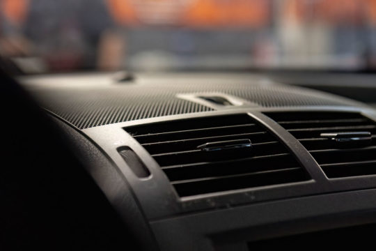 Motivos por los que el aire acondicionado del coche no enfría