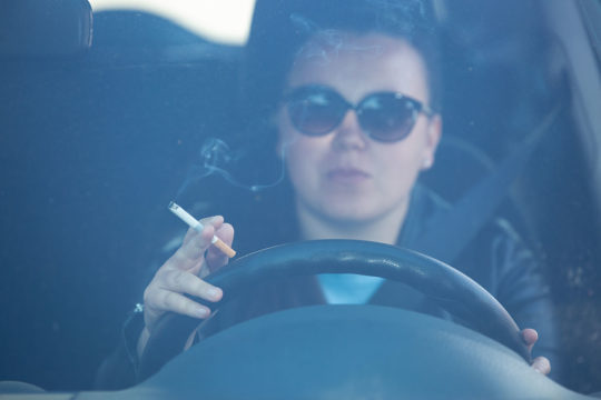 7 trucos para eliminar el olor a tabaco del coche