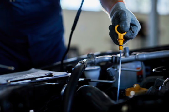 Qué hacer cuando aparece aceite en el refrigerante del coche