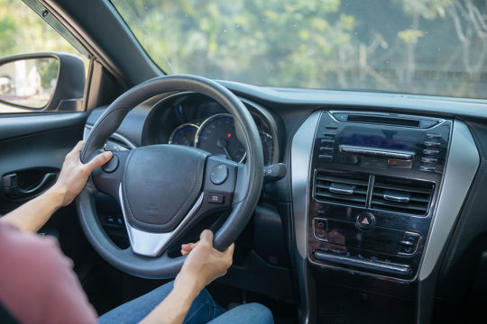 Ventajas de conducir un coche con el acelerador y freno en el volante
