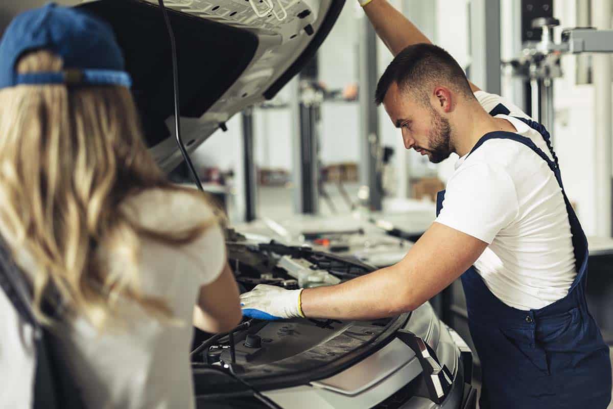 quien paga mantenimiento coche renting Personas trabajando en mantenimiento de coche