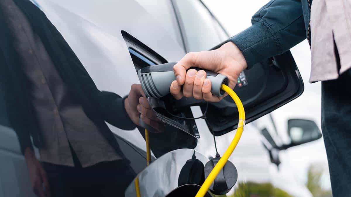 Coche eléctrico de renting siendo recargado