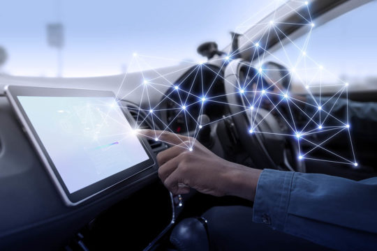 Persona tocando pantalla de coche autónomo