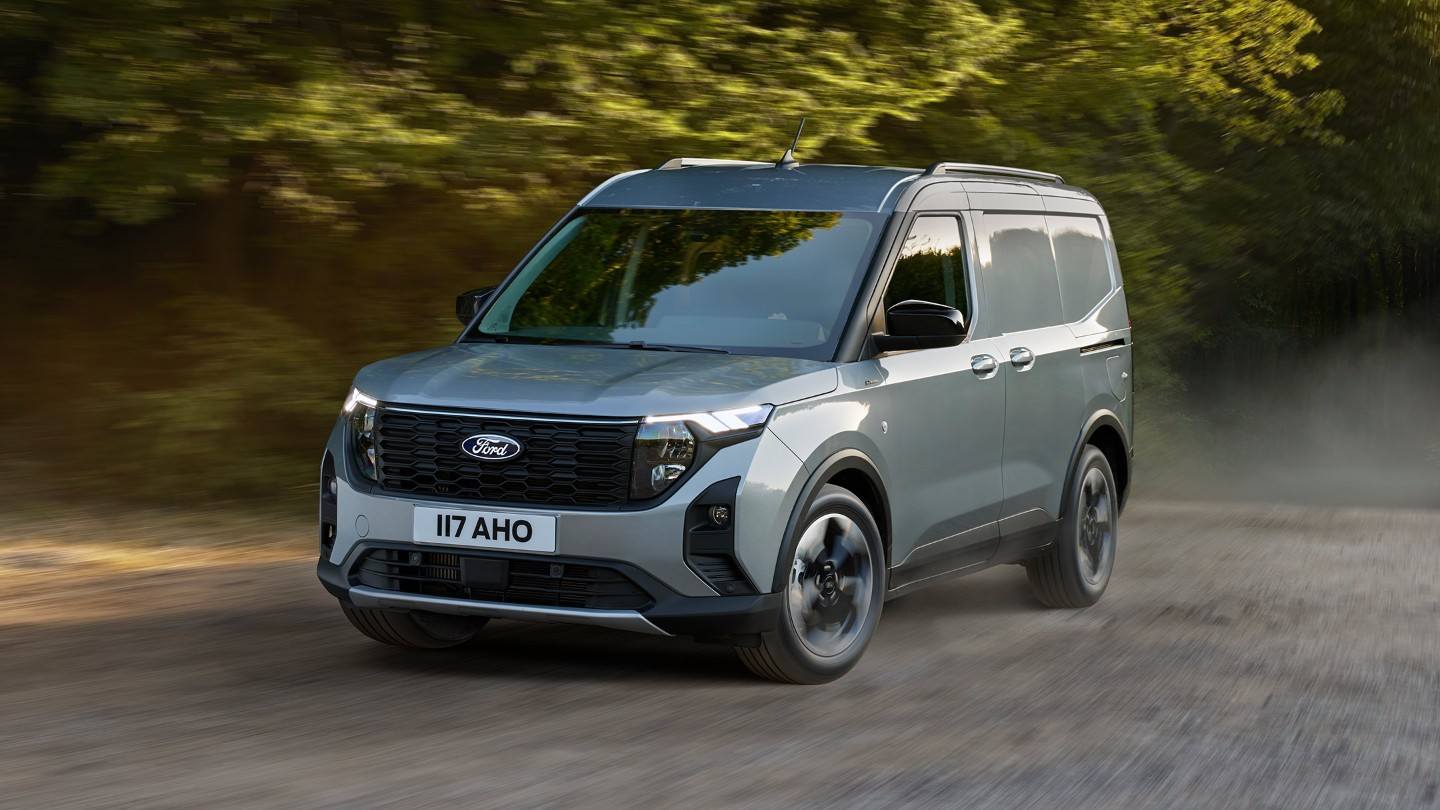 Renting Ford TRANSIT COURIER Van BEV 54kWh 100kW Trend Auto Sin Entrada