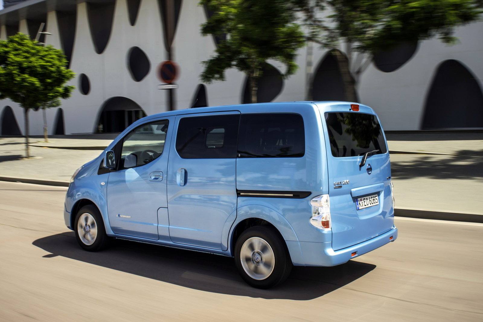 Renting Nissan NV200 Evalia Furgoneta Familiar
