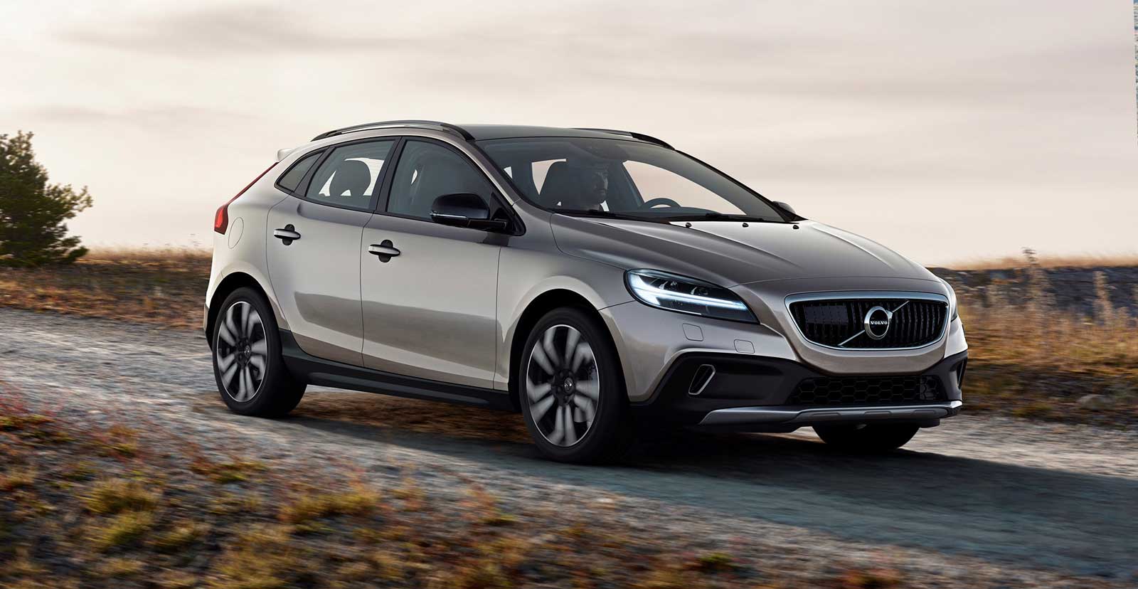 Renting Volvo V40 Cross Country Monovolumen