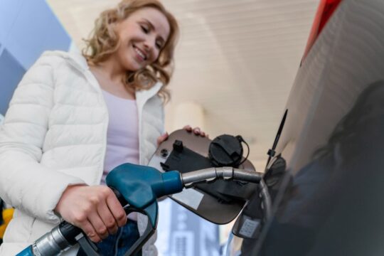 Ahorra combustible en tus viajes cortos con tu coche de renting: consejos prácticos