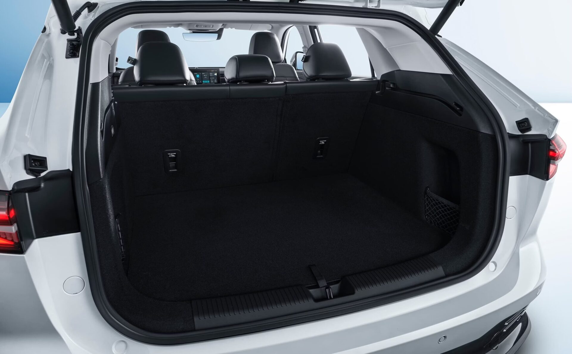 Renting MG HS PHEV Confort Blanco SUV Automático Plug-in Hybrid Híbrido Enchufable Etiqueta 0 Maletero