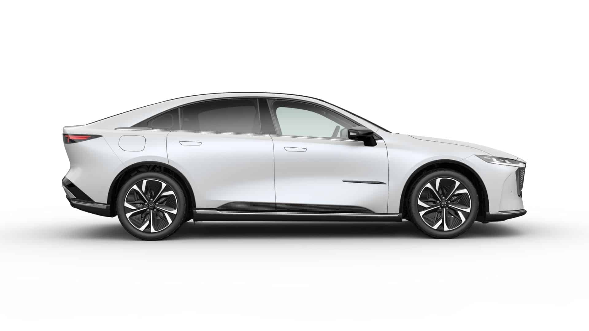 Renting New Mazda 6e EV Takumi Crystal White Pearl Berlina Eléctrica Automática Etiqueta 0