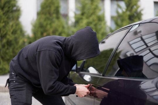 Cómo saber si te han intentado abrir el coche: señales, causas y qué hacer