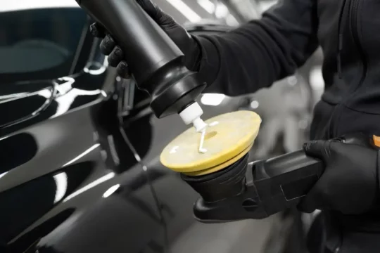 Los 5 mejores tipos de cera para el coche y cómo aplicarla